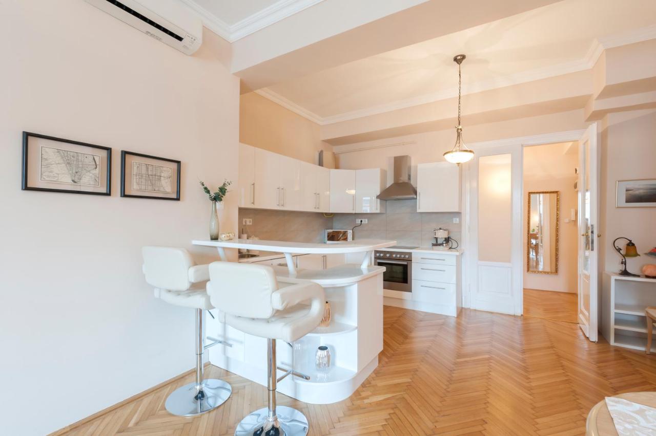 Opera & Basilica 2 Bedrooms With Balcony Budapest Luaran gambar