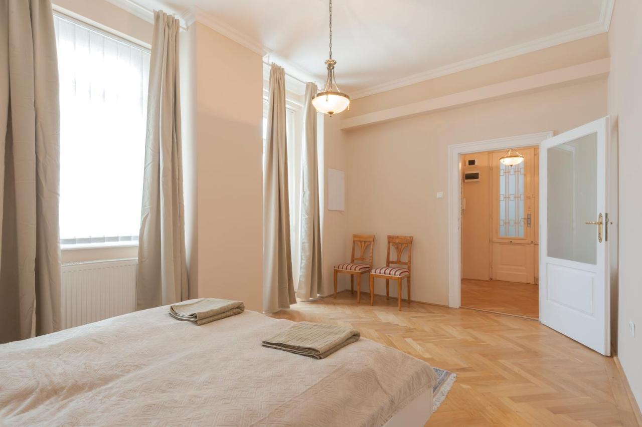 Opera & Basilica 2 Bedrooms With Balcony Budapest Luaran gambar