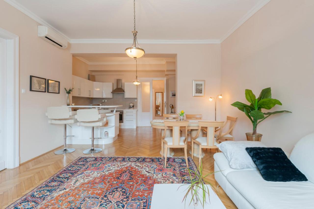 Opera & Basilica 2 Bedrooms With Balcony Budapest Luaran gambar