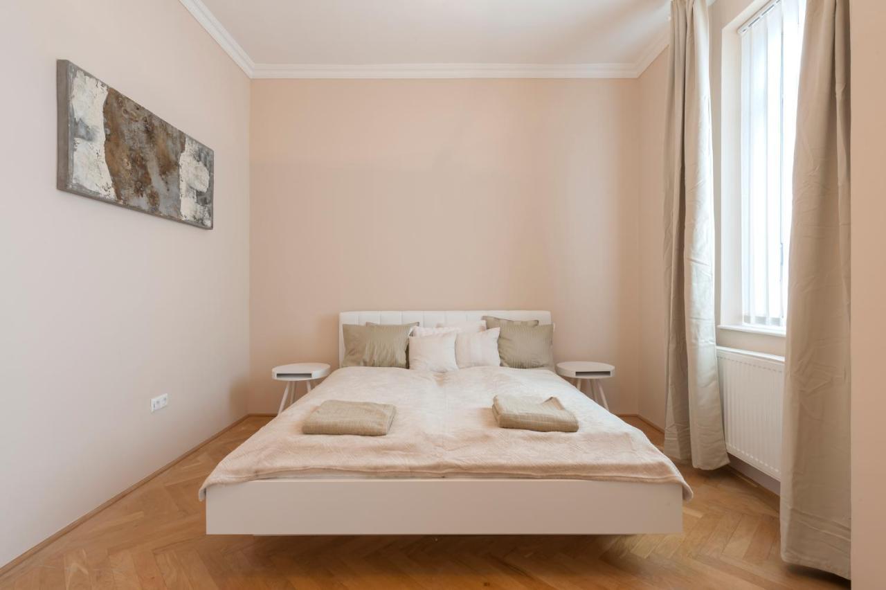 Opera & Basilica 2 Bedrooms With Balcony Budapest Luaran gambar