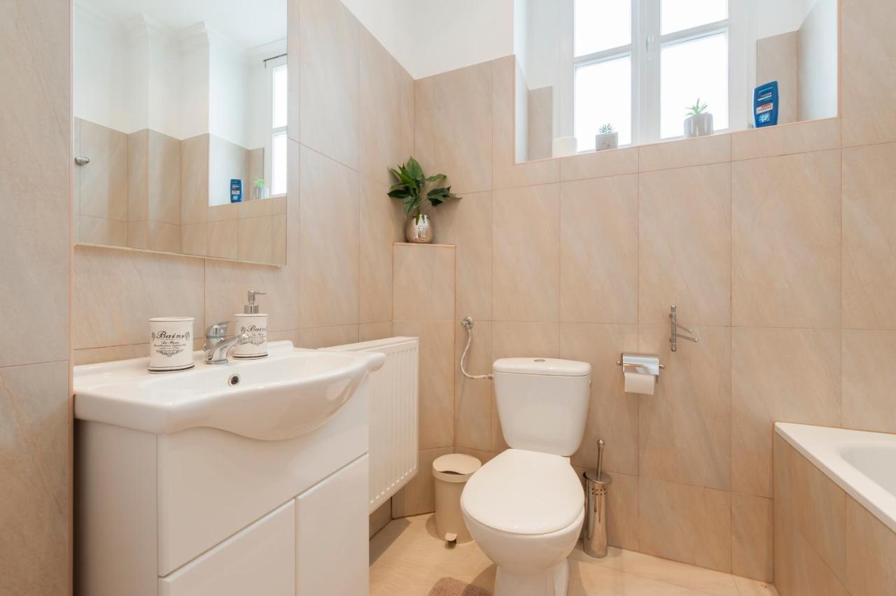 Opera & Basilica 2 Bedrooms With Balcony Budapest Luaran gambar
